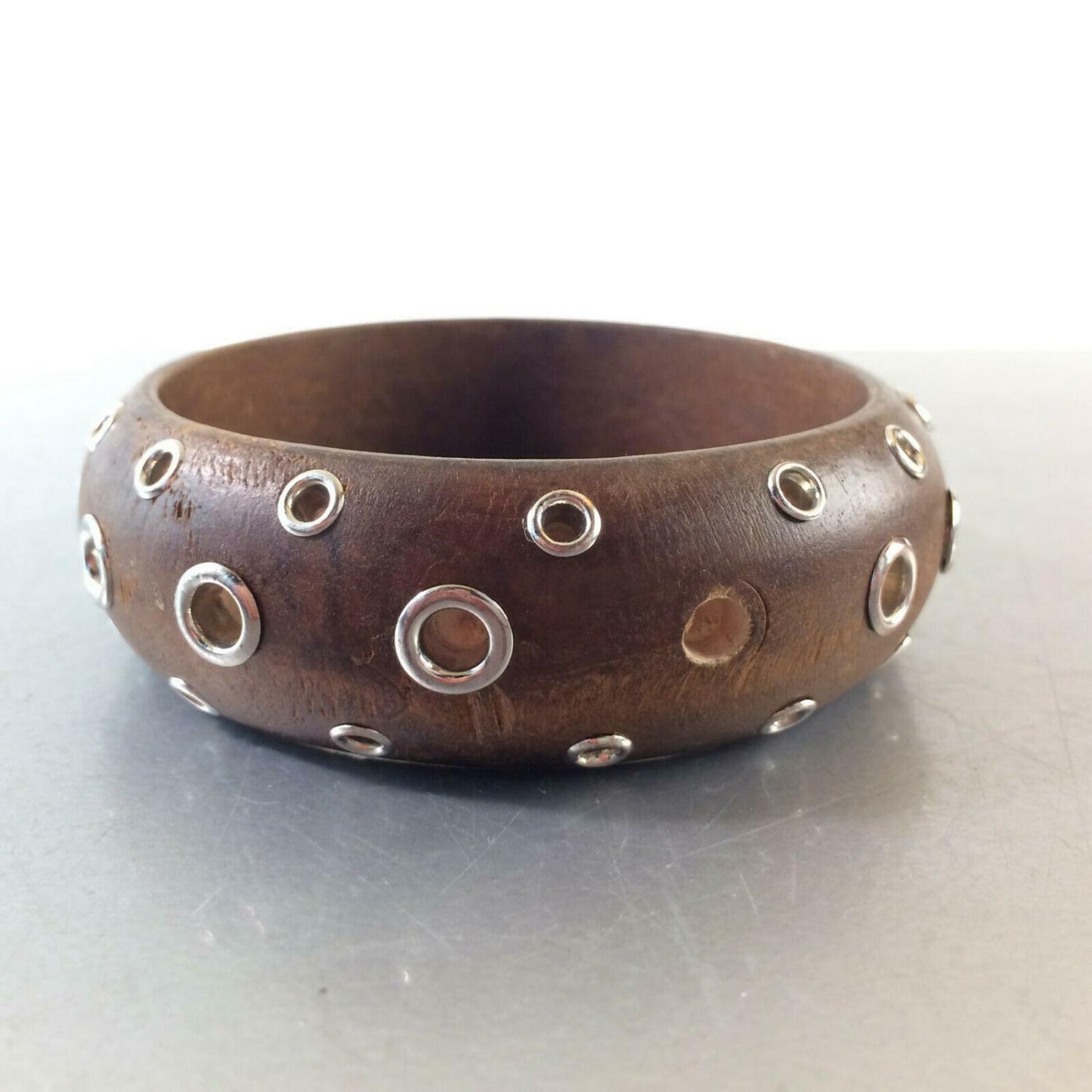 Armreif Armkette im Vintage Design Holz innen D 6,5 cm Perlen Nieten