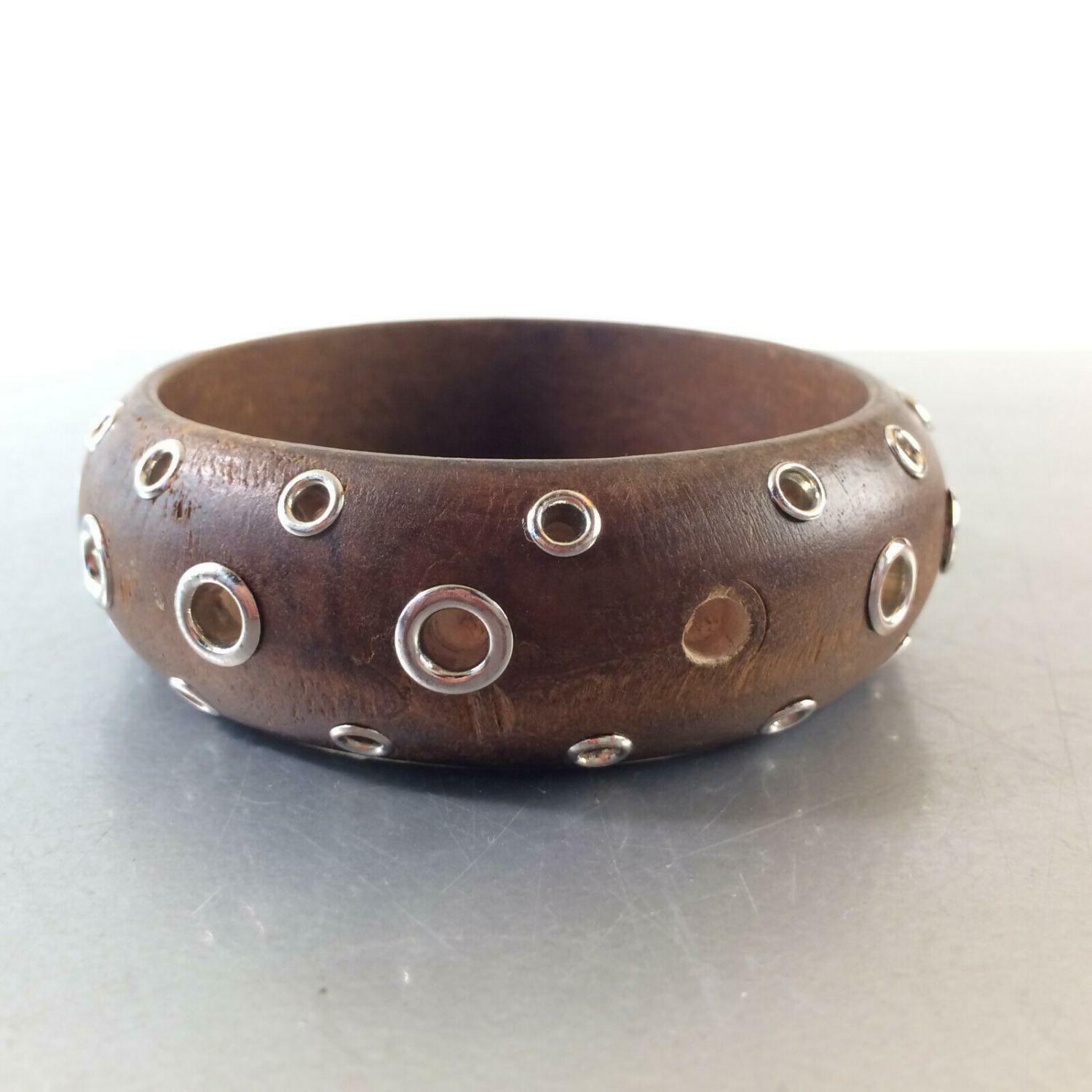 Armreif Armkette im Vintage Design Holz innen D 6,5 cm Perlen Nieten