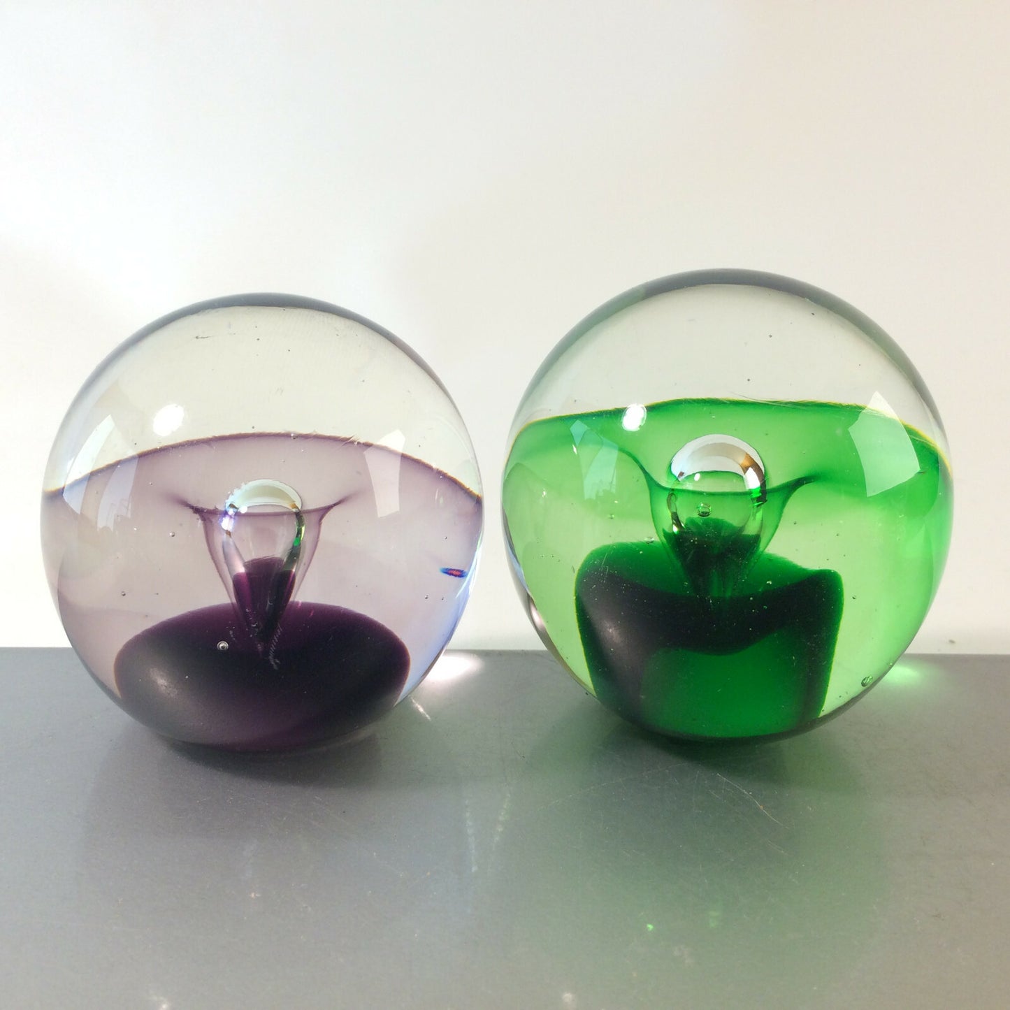 Glas Briefbeschwerer 8,5 cm Paperweight lila grün Luftblase Set