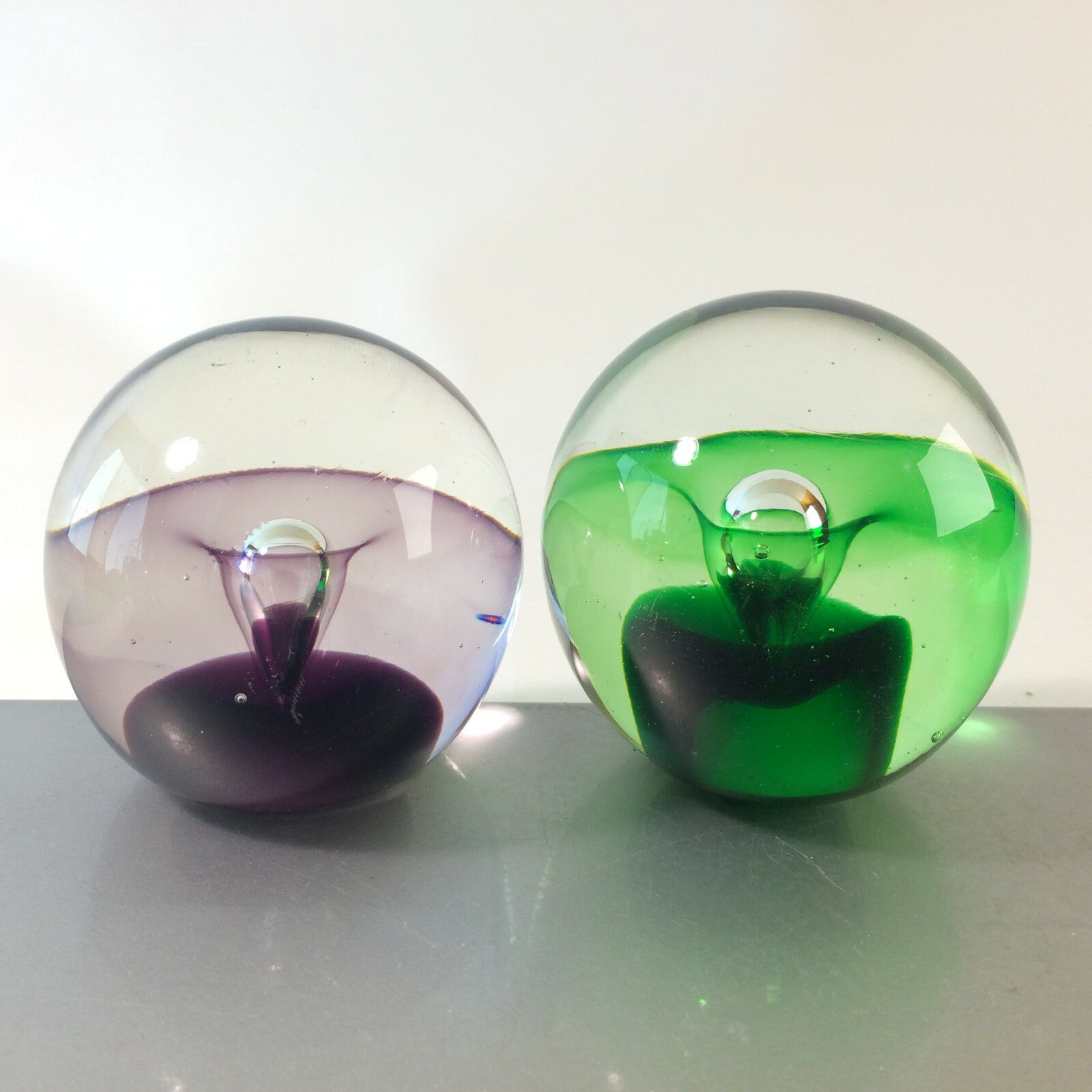 Glas Briefbeschwerer 8,5 cm Paperweight lila grün Luftblase Set