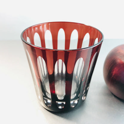 Wasserglas Dekor 8,3 cm Glas beschliffen lila Überfang Whisky 60er