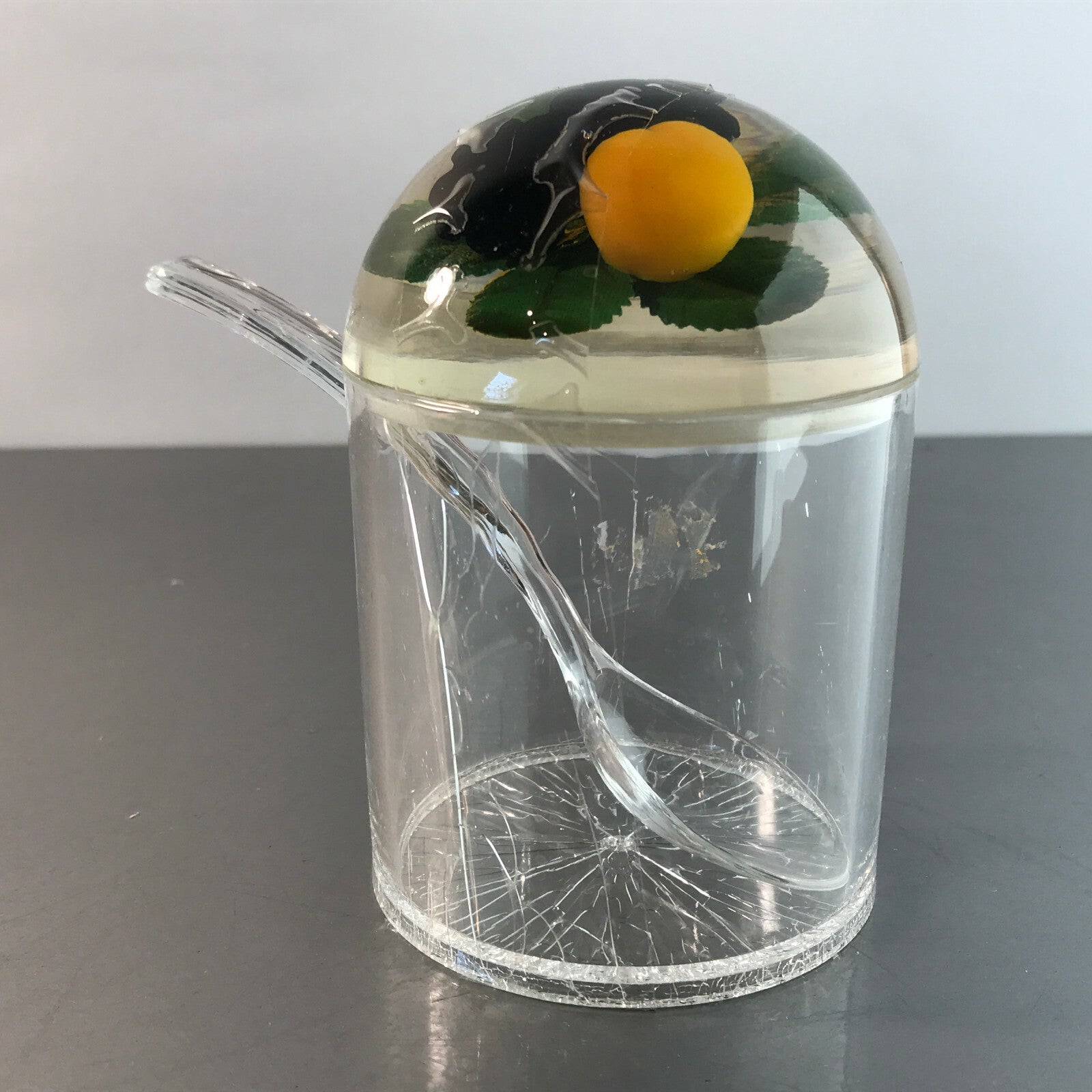 Honigtopf Kunststoff mit Löffel und Beeren Deckeldose H 11 cm 80er