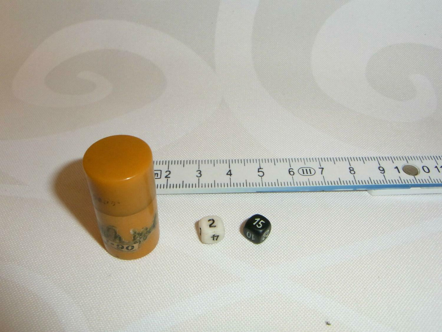 altes WÜRFELSPIEL mini Bakelit Dose + 2 mini Würfel in BAKELITDOSE