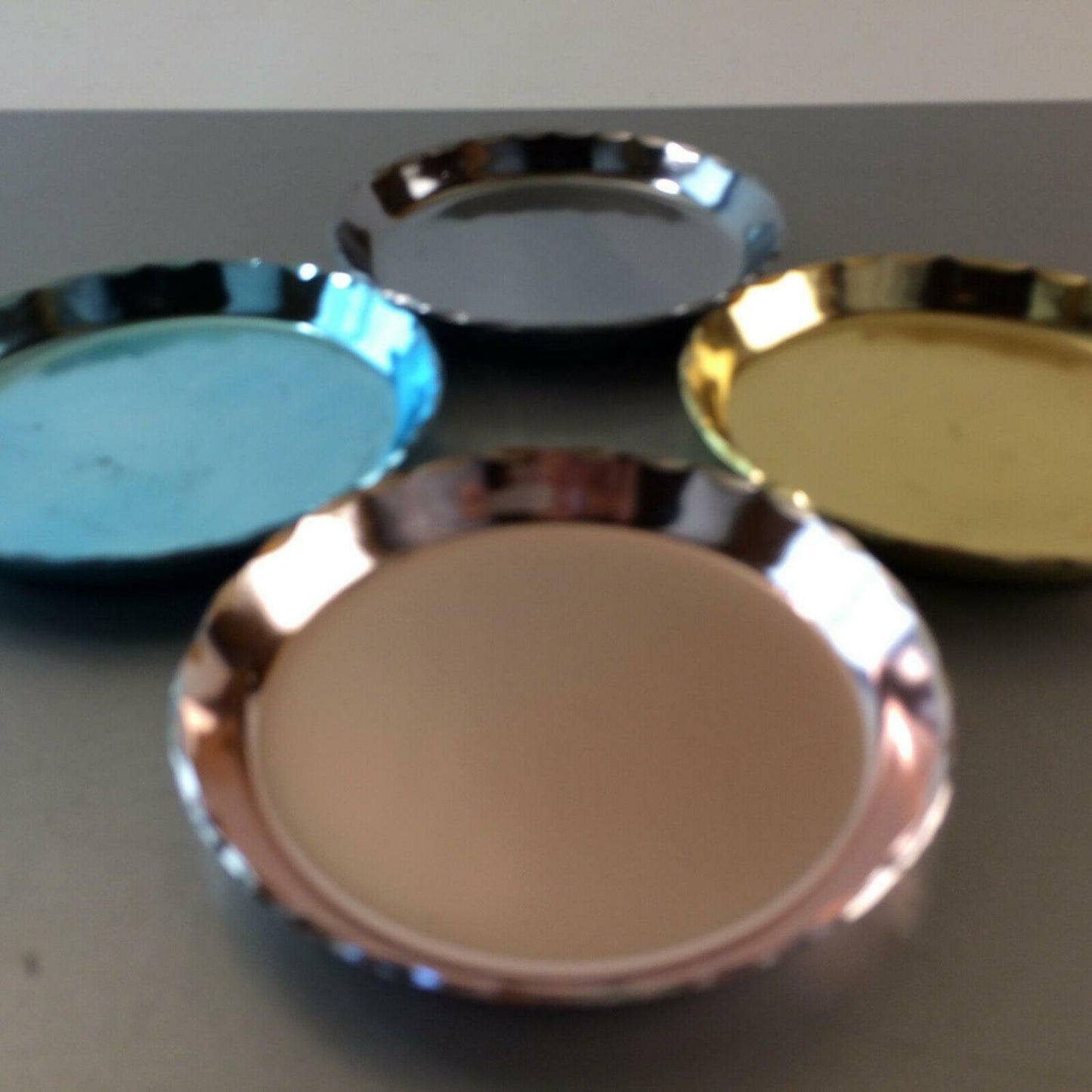 4er Set Untersetzer Gläser 50er 60er Alu Metall Blech 12 cm Teller pastell