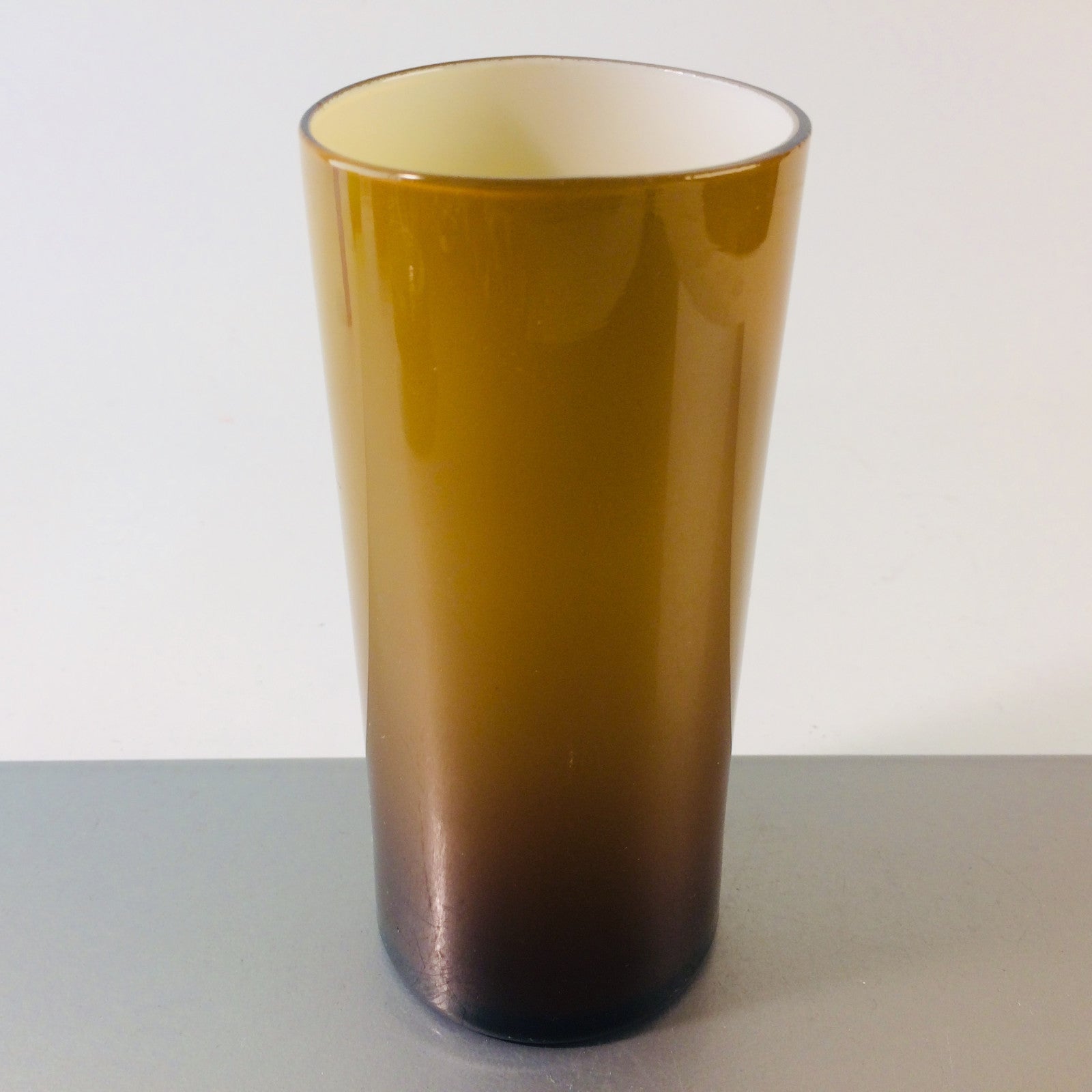 Vintage Vase braun 15 cm 50er 60er MID CENTURY Überfang weiß Glas