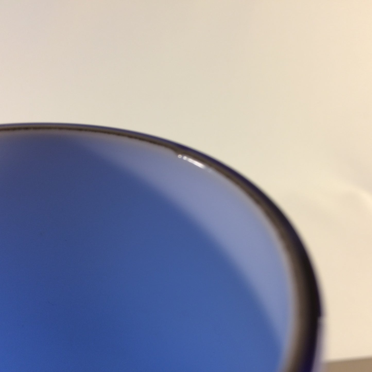 Vintage Vase blau weiß 25 cm 60er 70er MID CENTURY Überfang 