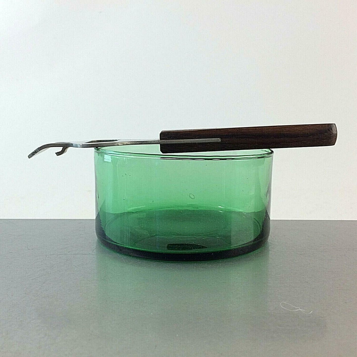 GLAS Schale grün D 9,5 cm mit Flaschenöffner Teak Holz 50er 60er Vintage