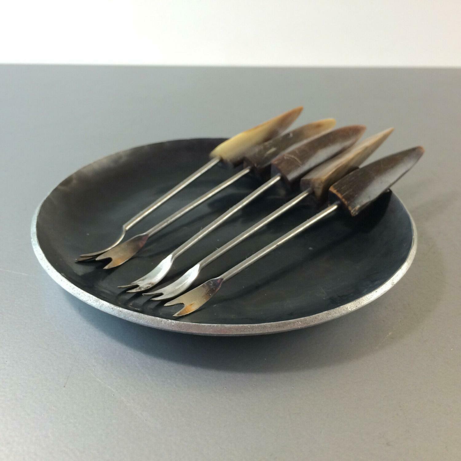 Horn MID Century Gabeln Picker Spieße Halter mit Alu Tablett Teller Schal