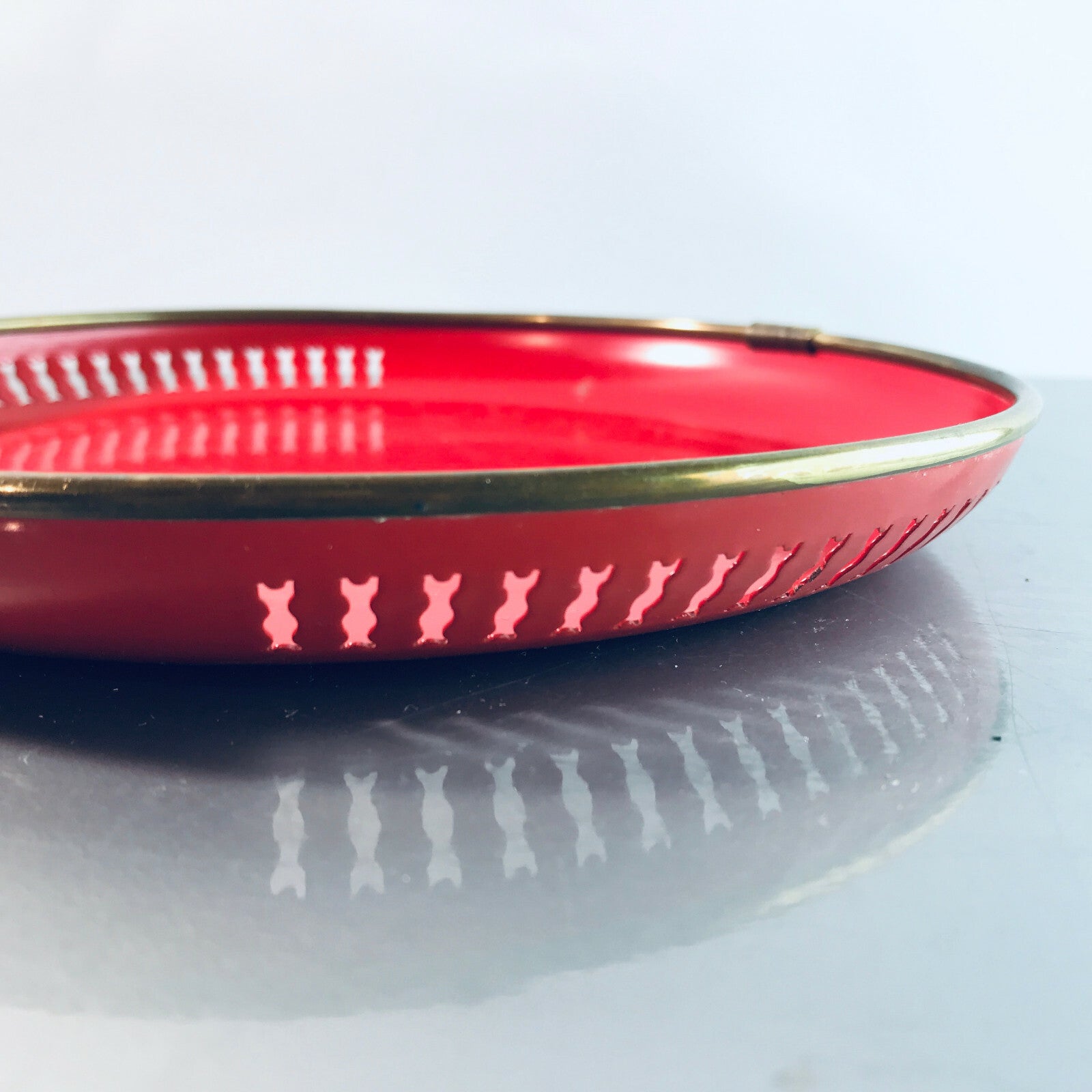 Tablett METALL 50er 60er Schale OBST Lochblech 22 cm rot Messing Rand