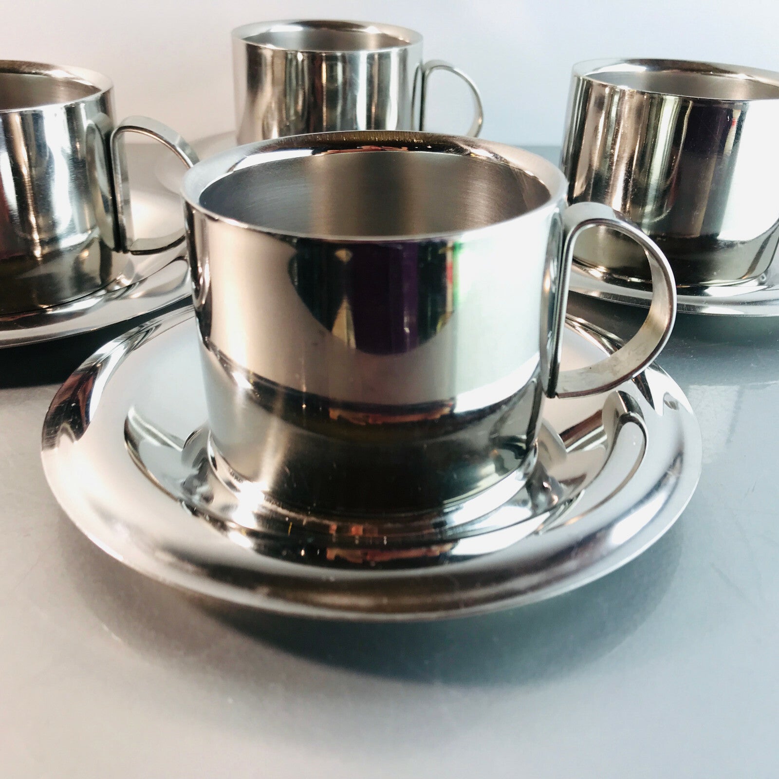 Edelstahl Kaffeetassen doppelwandig 4 er Set Tassen Untertassen