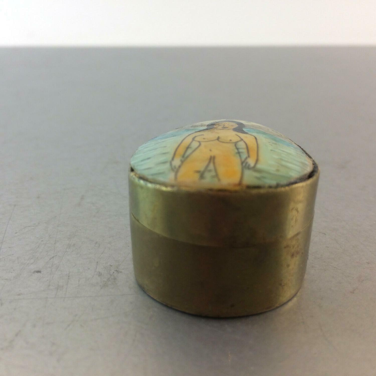 Pillendose Messing Dose 30er Art Déco Perlmutt NUDE bemalt Akt Vintage