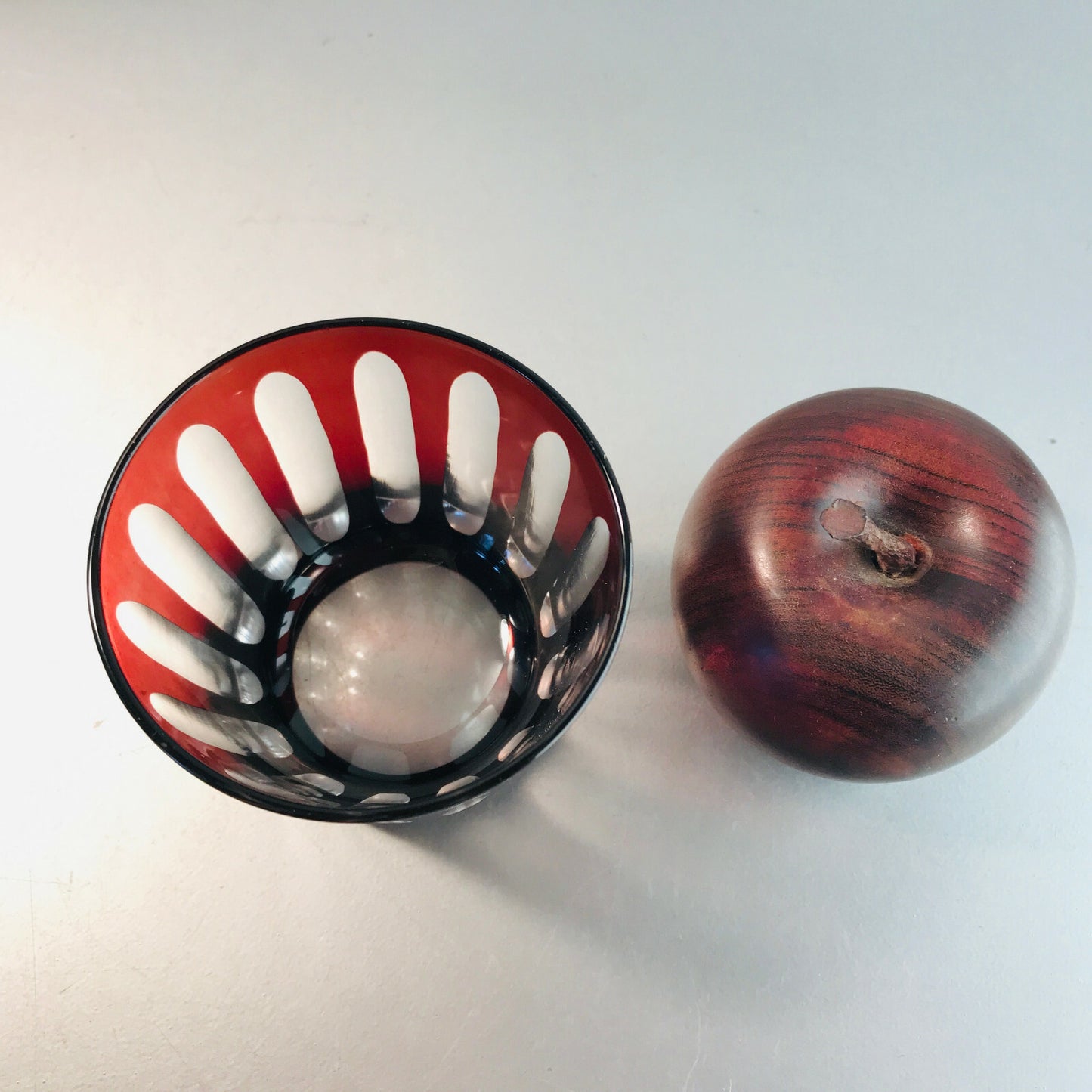 Wasserglas Dekor 8,3 cm Glas beschliffen lila Überfang Whisky 60er