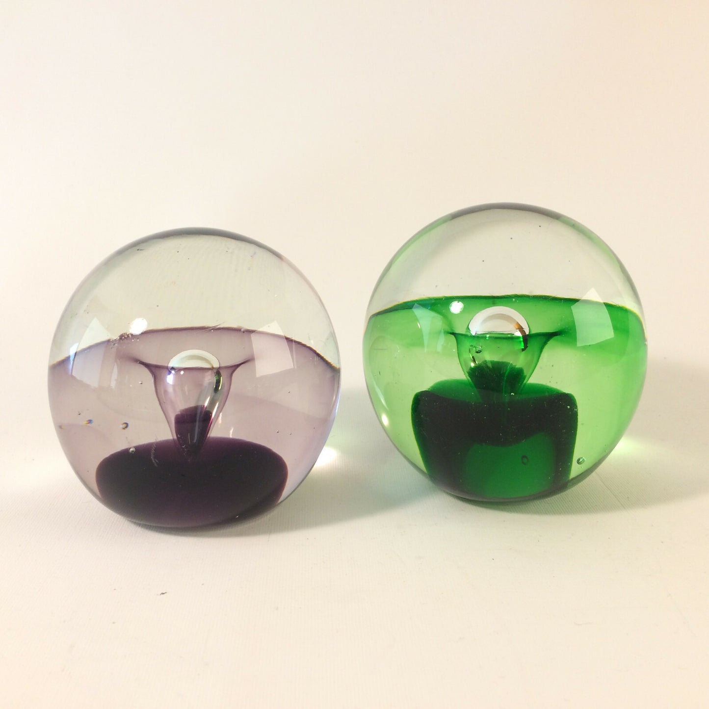 Glas Briefbeschwerer 8,5 cm Paperweight lila grün Luftblase Set