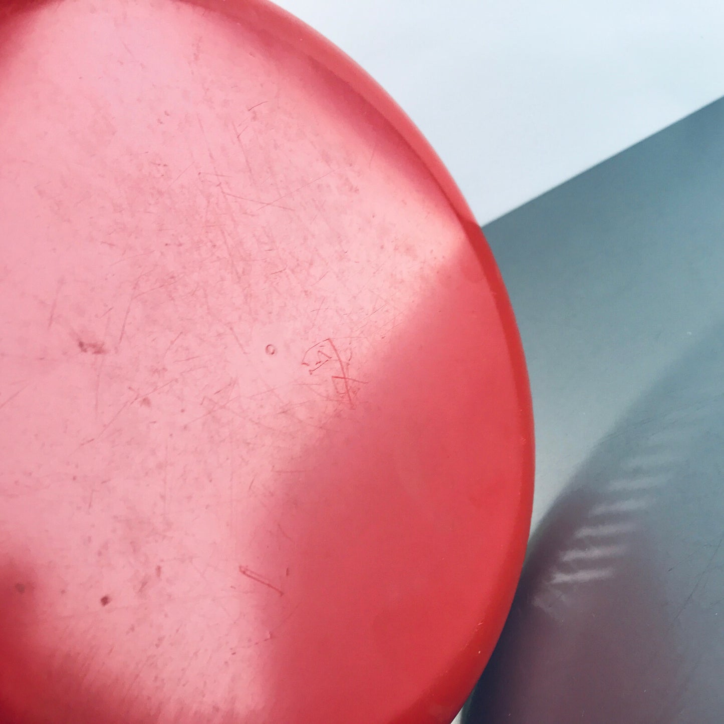 Tablett METALL 50er 60er Schale OBST Lochblech 22 cm rot Messing Rand