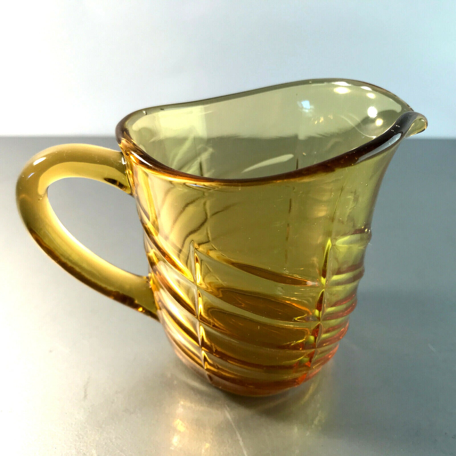 KARAFFE Glas Kännchen BERNSTEIN gelb Milchkännchen Vintage H 8 cm