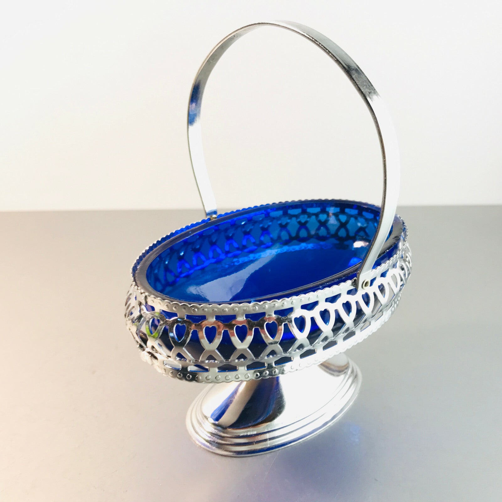 Schale blau Glas im Halter Korb Metall Durchbruch L 12 cm Schälchen 60er