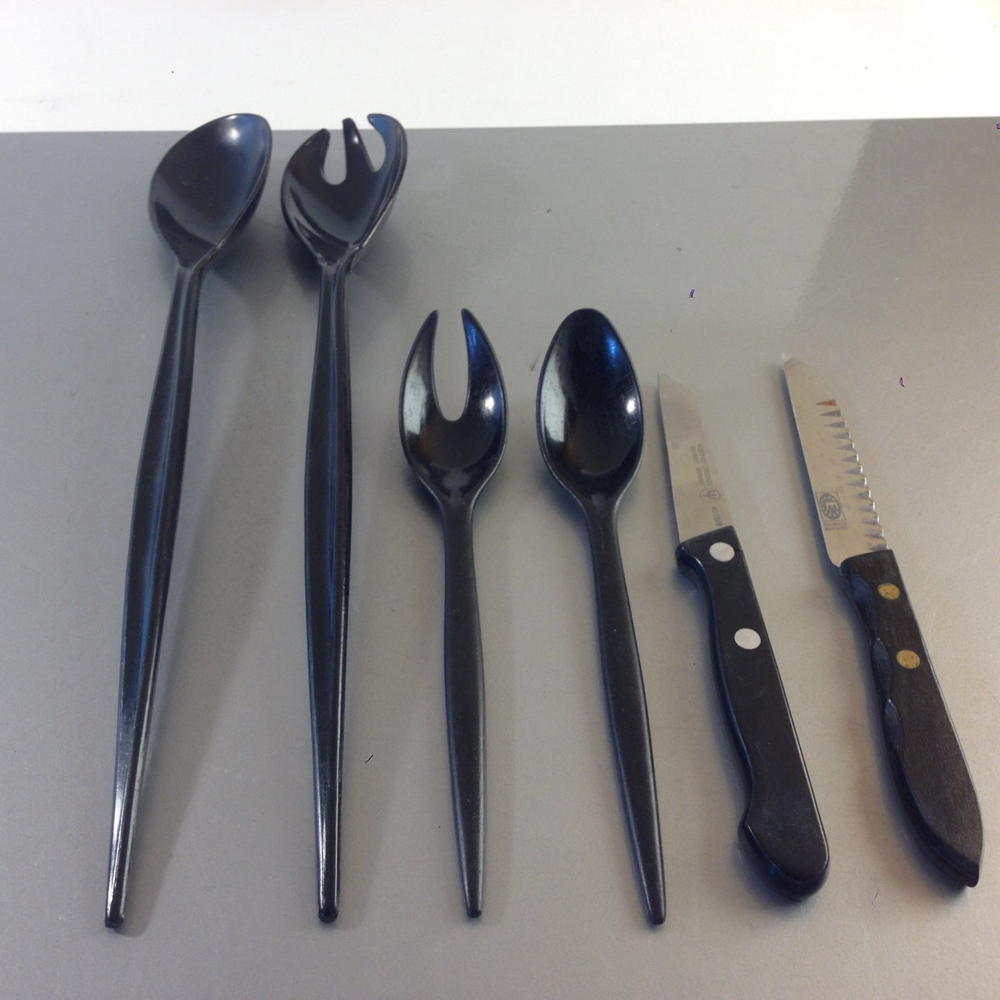 Küchenhelfer Konvolut Küchenmesser schwarz Salatbesteck Besteck Löffel