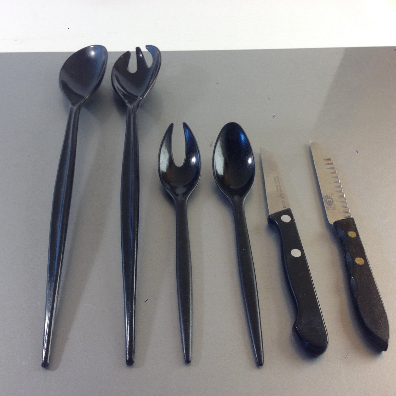 Küchenhelfer Konvolut Küchenmesser schwarz Salatbesteck Besteck Löffel
