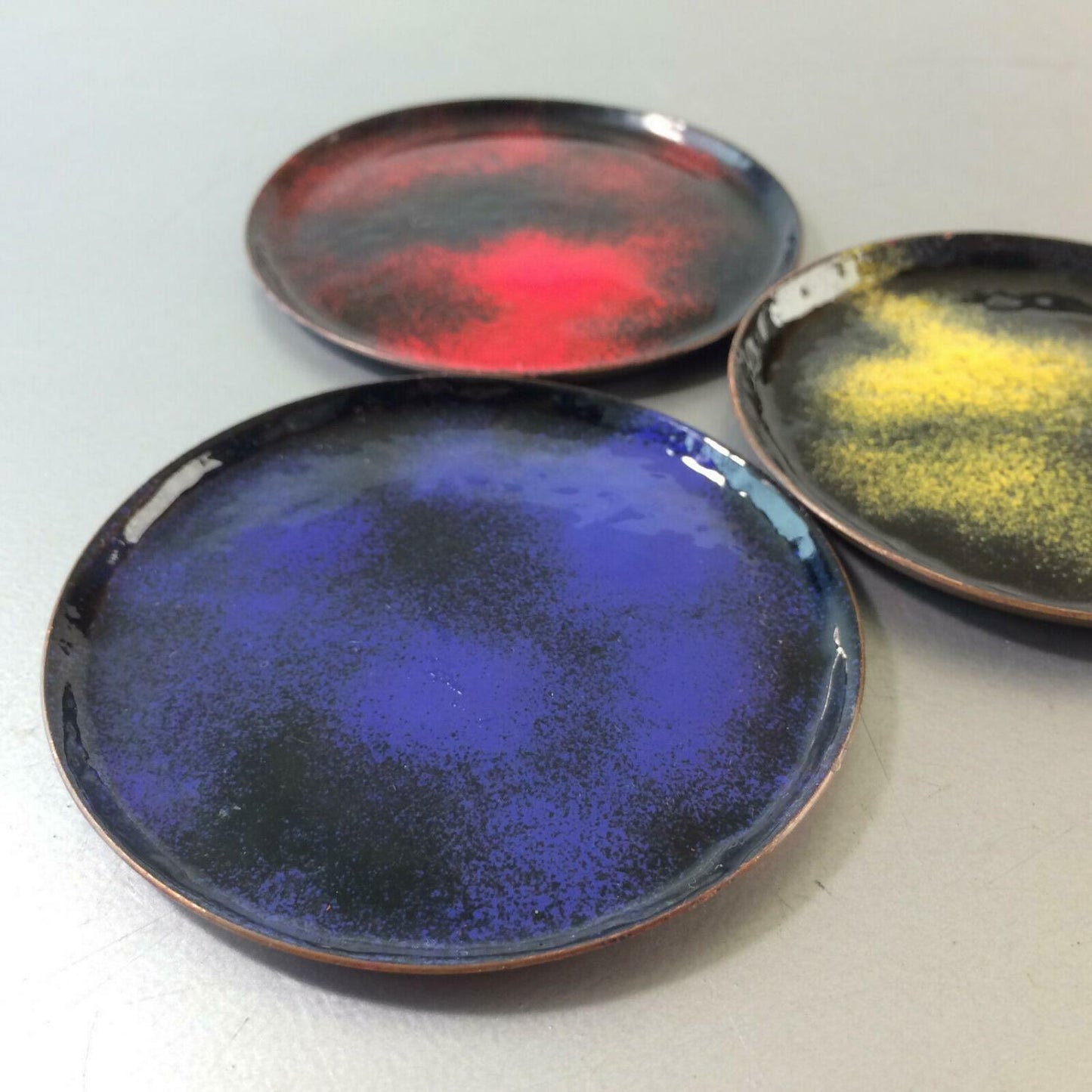 3 Untersetzer emailliert Teller Emaille  D 7,6 / 7,4 cm 50er 60er KUPFER