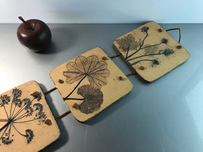 VINTAGE Keramik Ton Wandtafel Blumendruck mit Farbe Tonkeramik 60er 