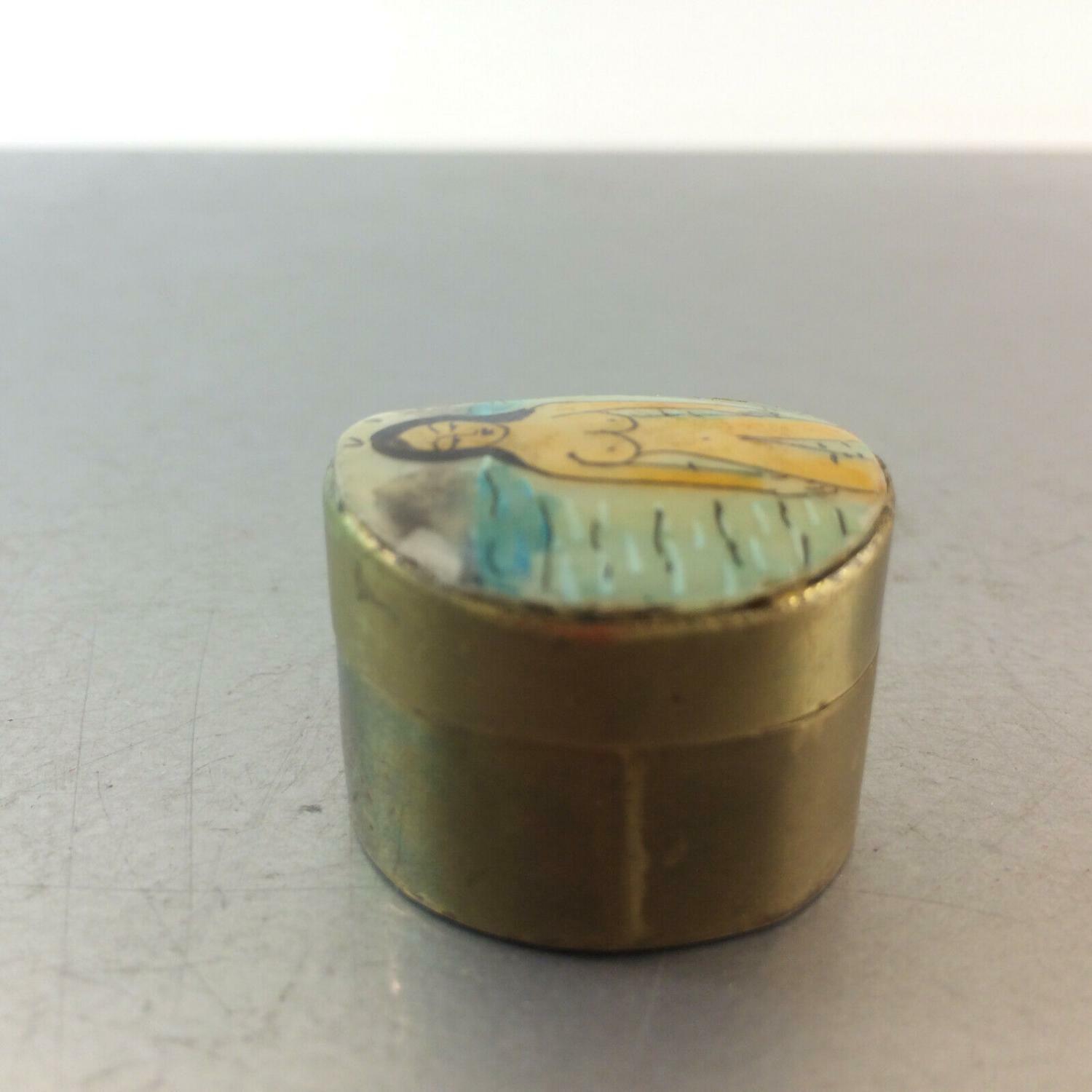 Pillendose Messing Dose 30er Art Déco Perlmutt NUDE bemalt Akt Vintage