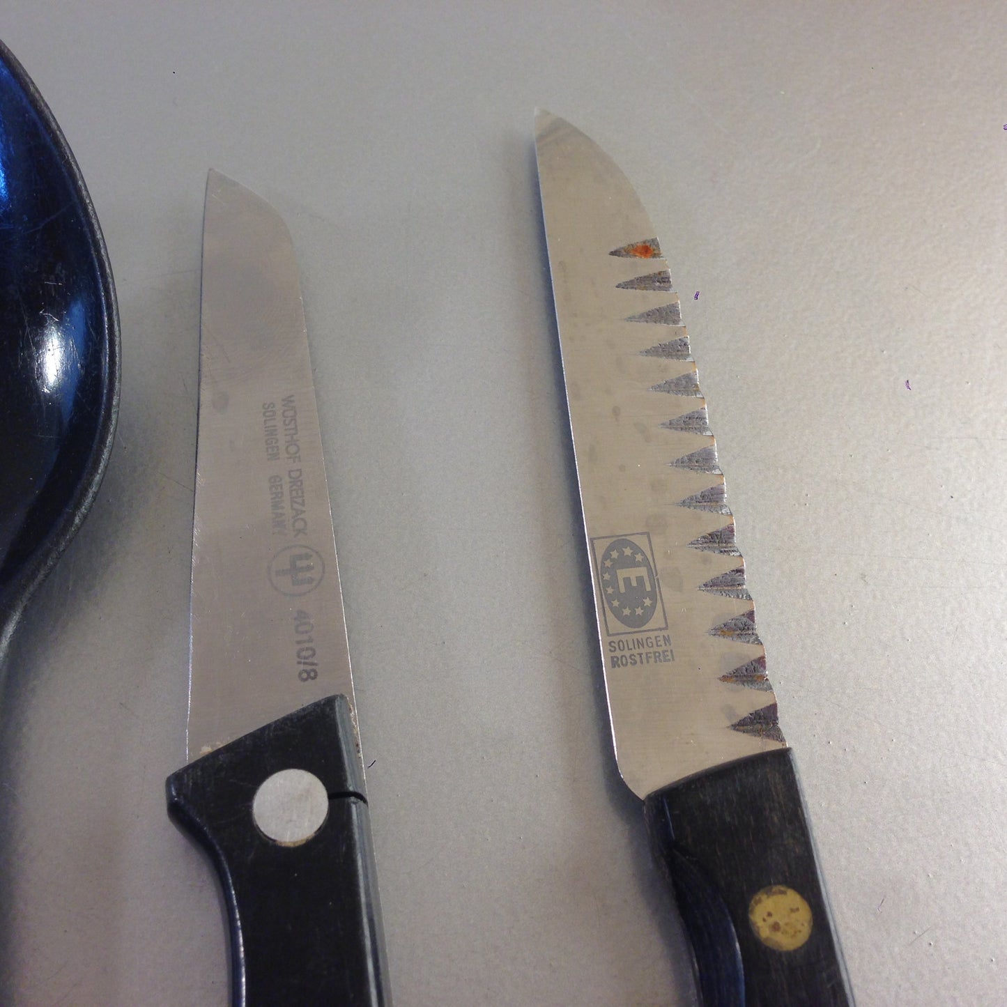 Küchenhelfer Konvolut Küchenmesser schwarz Salatbesteck Besteck Löffel