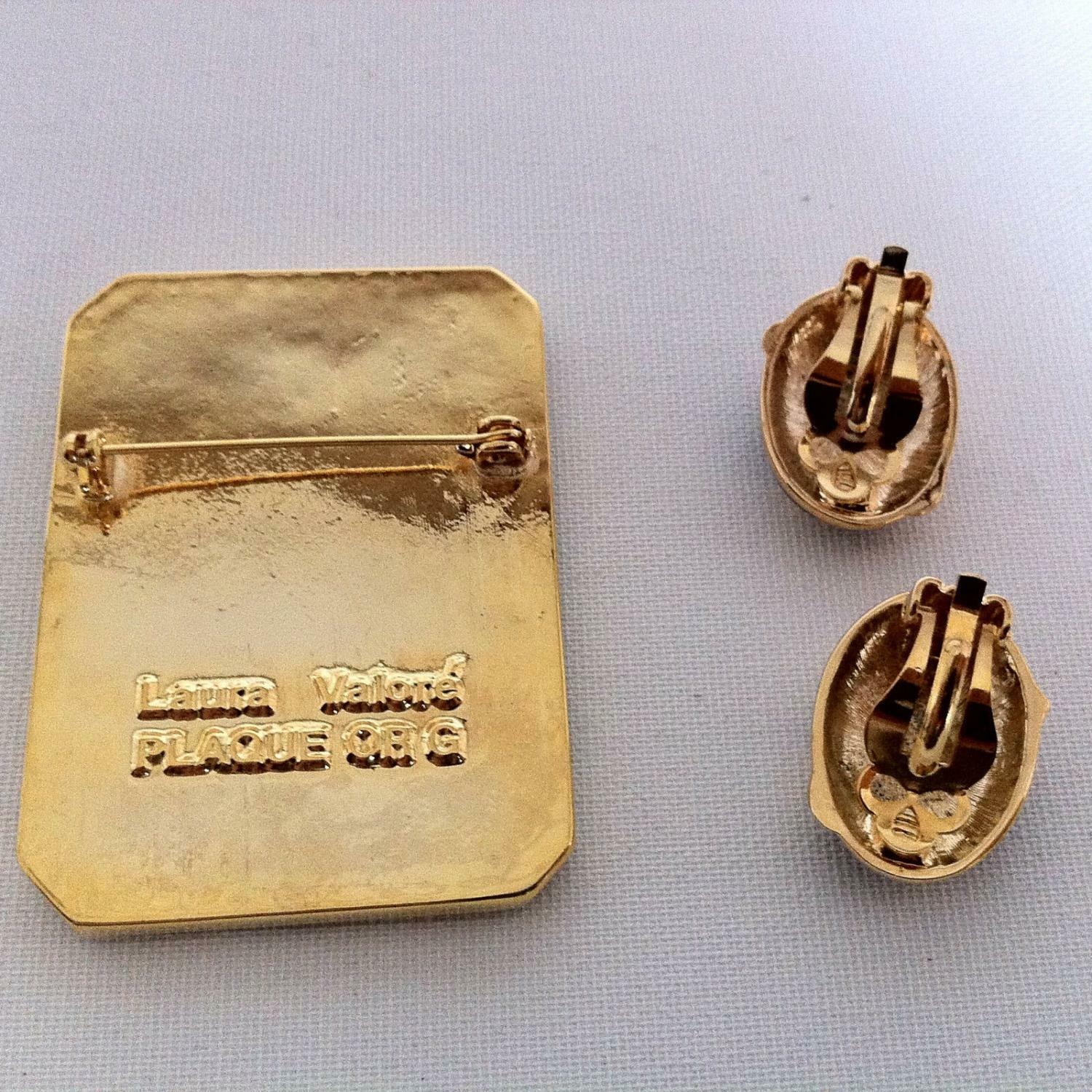 SchmuckkonvolutBrosche Laura Valoré & Ohrchlips golden mit Steinen KONVOLUT