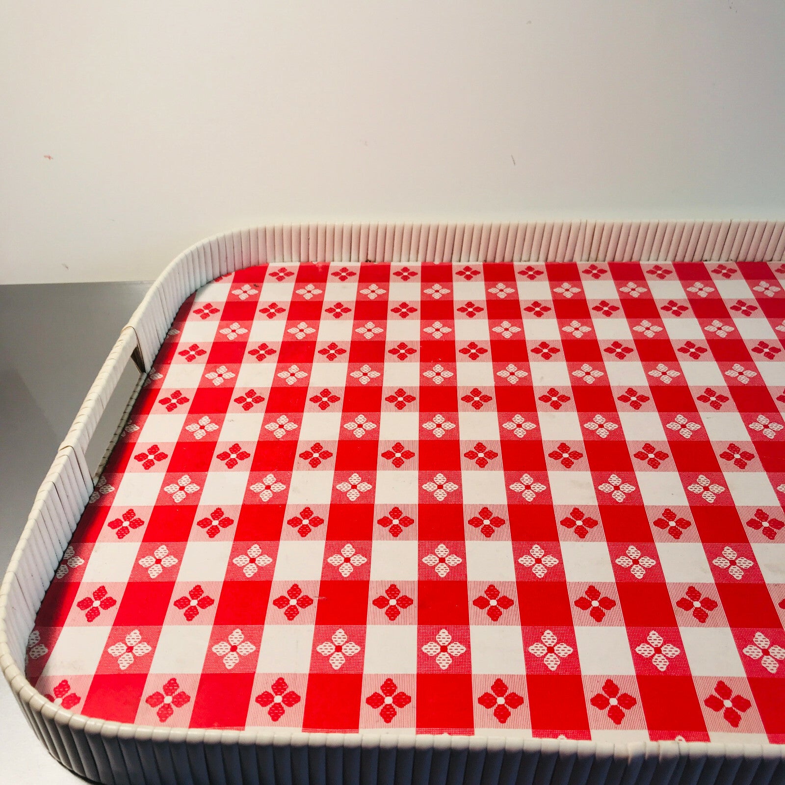 MID CENTURY 50er 60er Tablett  34 x 47 cm Blumen Karo rot Kunststoff 70er