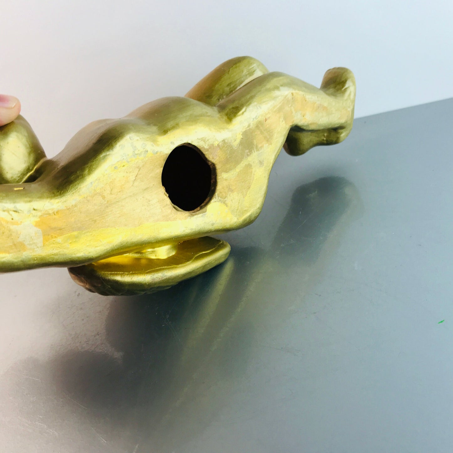 Engel Figur golden liegend Keramik nackig posierend L 32 cm Ton Weihnacht
