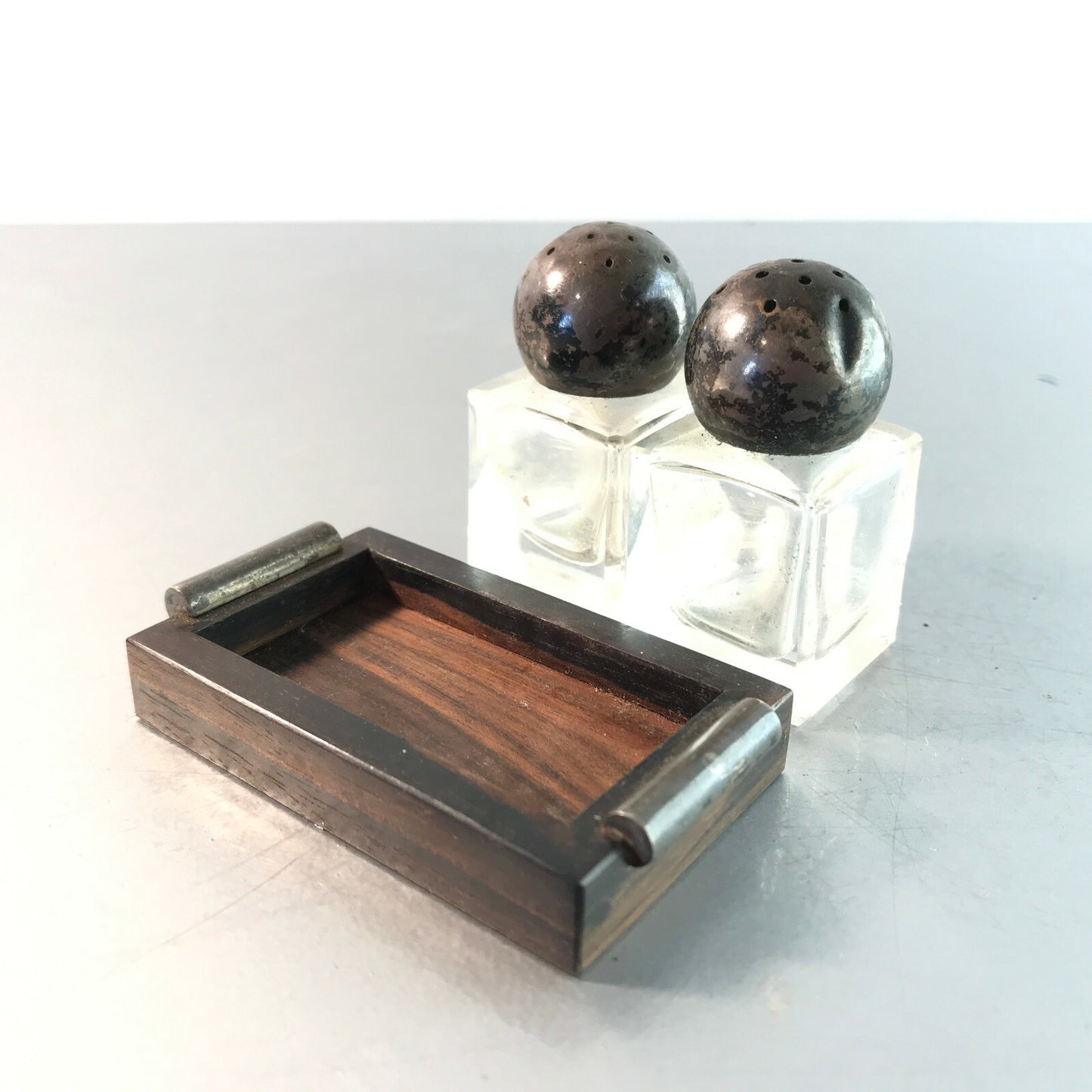 Art Déco Salt- und Pfefferstreuer Set Glas Metall Holz 20er 30er mini