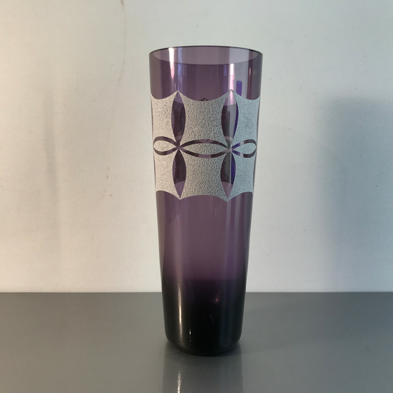 Vintage lila Vase 50er 60er 19 cm mit Dekor weiß MID CENTURY