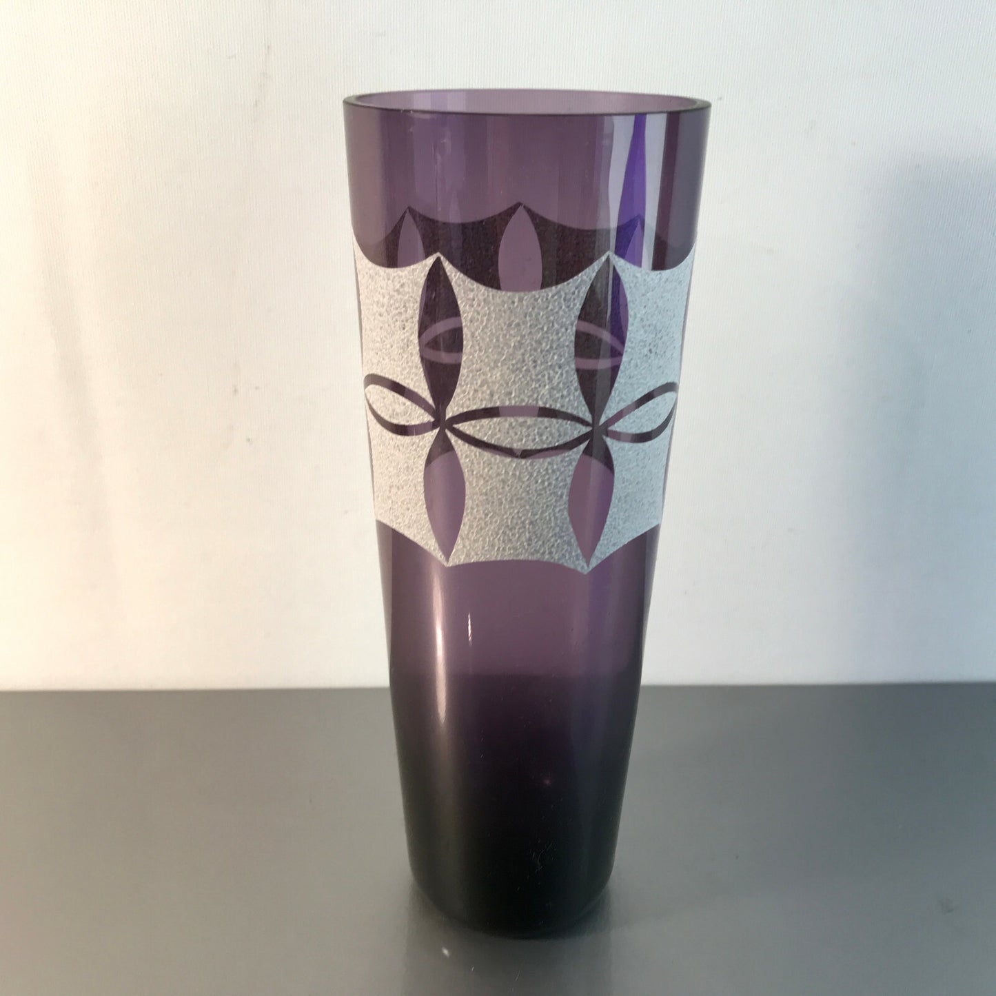 Vintage lila Vase 50er 60er 19 cm mit Dekor weiß MID CENTURY