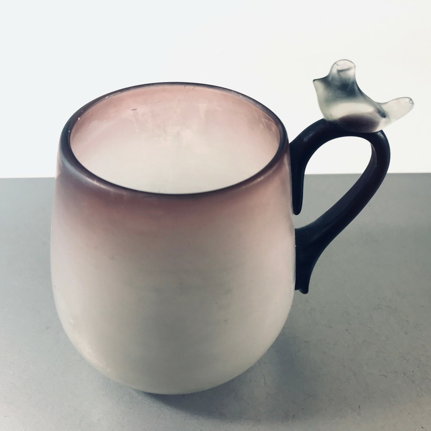 Vase Glas Tasse mit Vogel lila Überlauf Satinato 9,5 cm 80er 70er