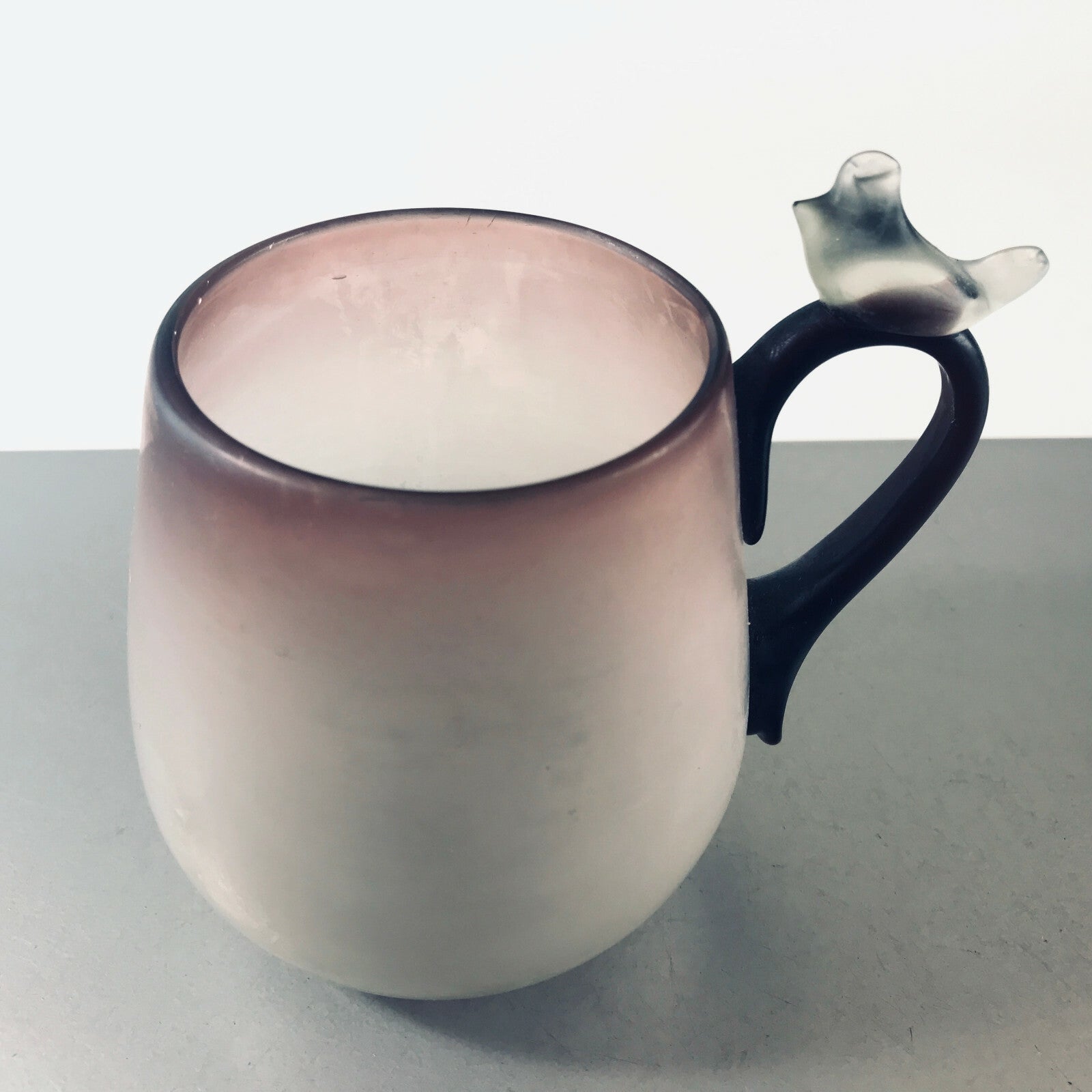 Vase Glas Tasse mit Vogel lila Überlauf Satinato 9,5 cm 80er 70er