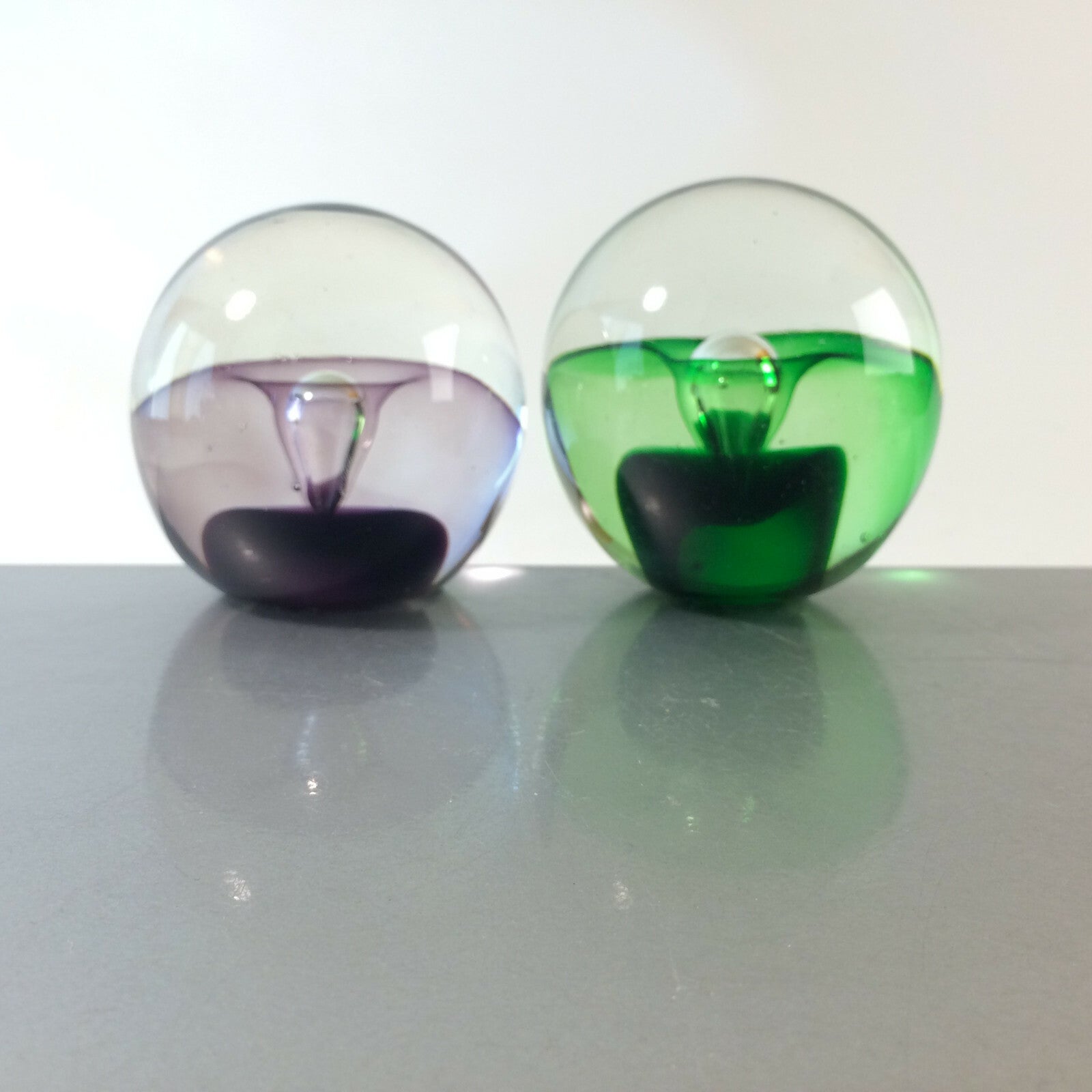 Glas Briefbeschwerer 8,5 cm Paperweight lila grün Luftblase Set