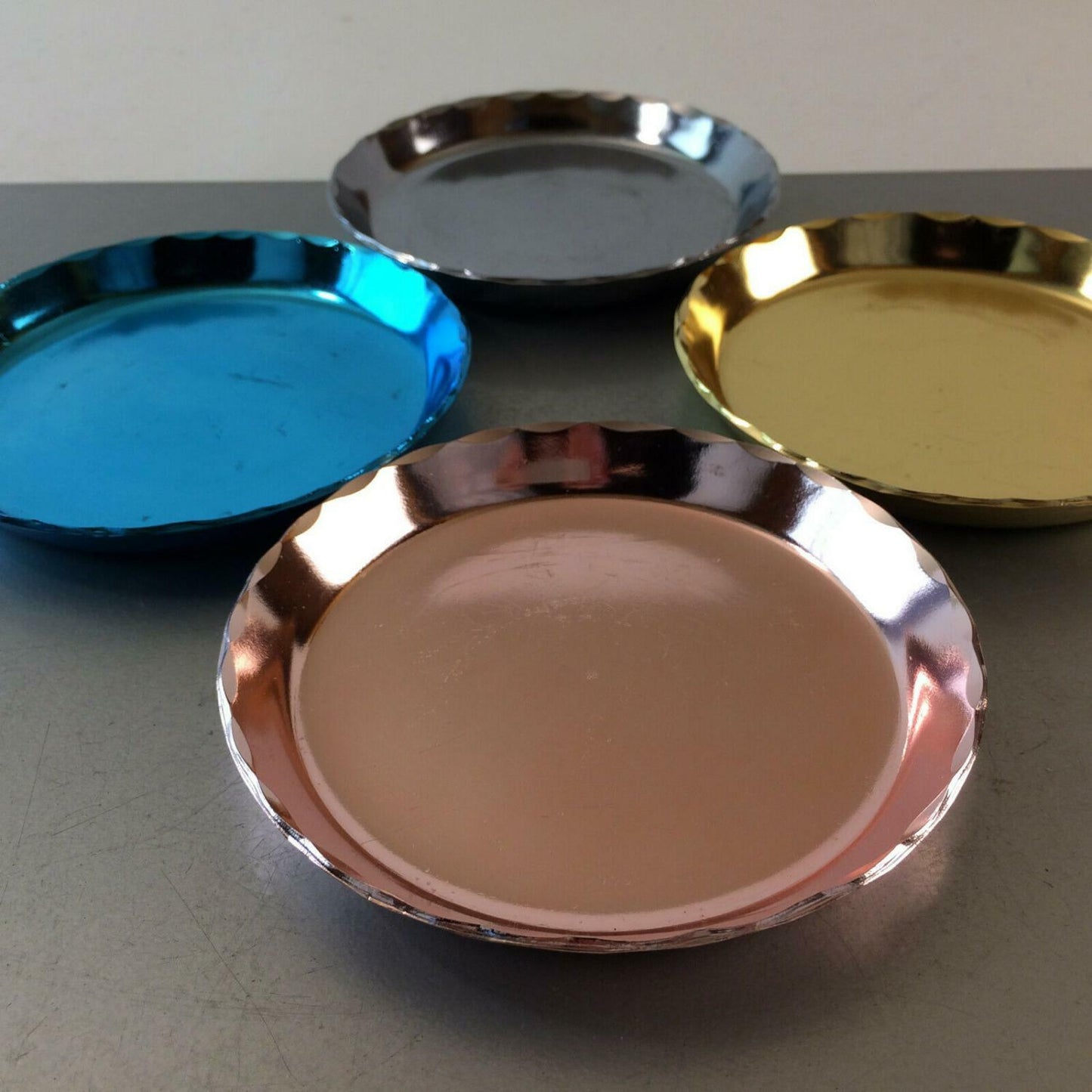 4er Set Untersetzer Gläser 50er 60er Alu Metall Blech 12 cm Teller pastell