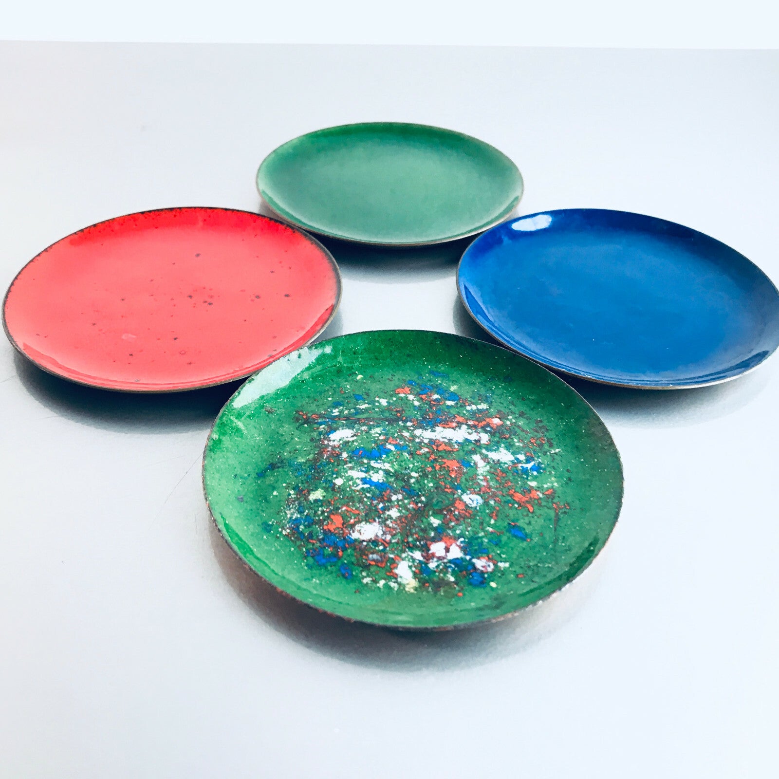 MID CENTURY Emaille Untersetzer 4er Set 50er Vintage Teller 9 cm
