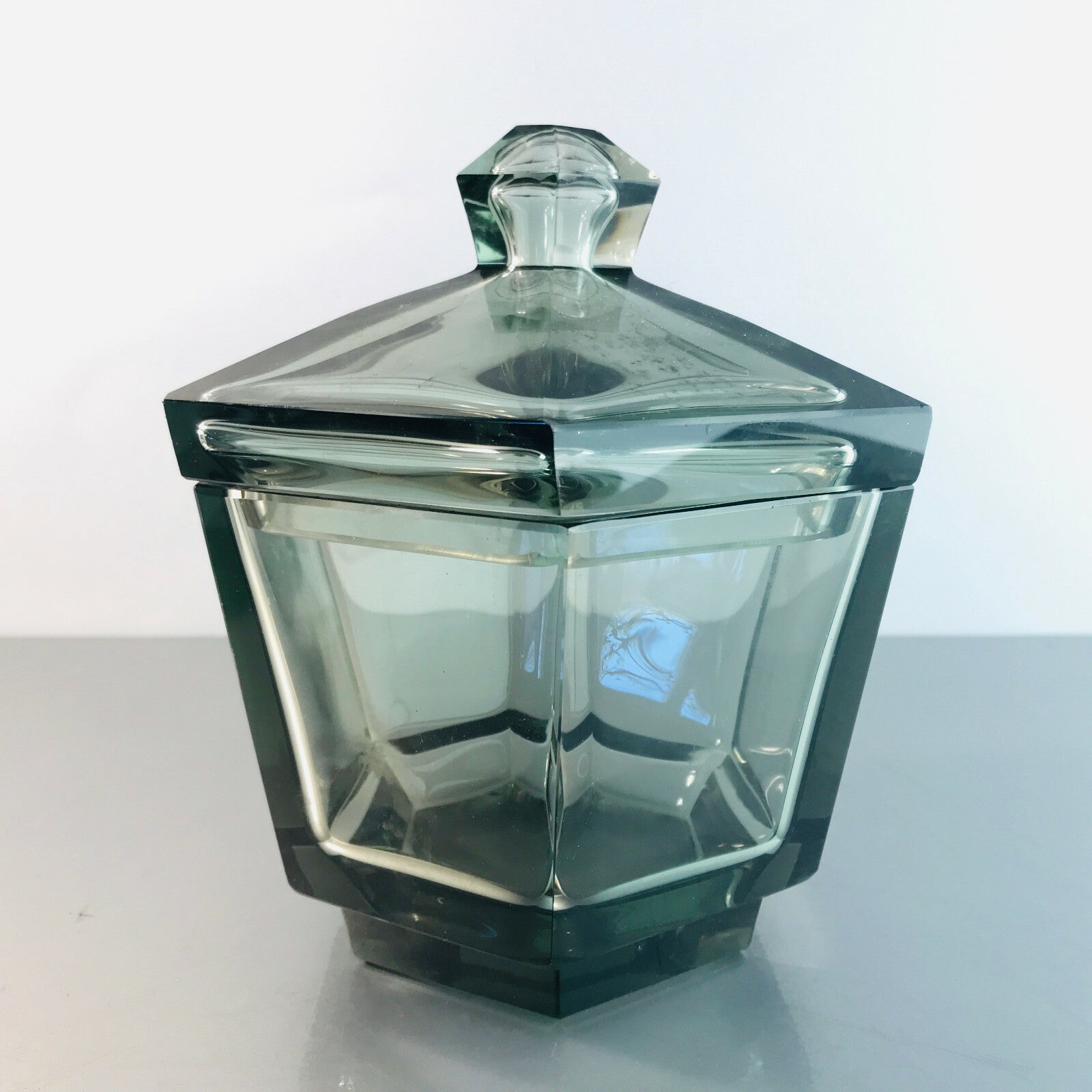 VINTAGE Dose Art Déco Facetten Böhmen Bonboniere Glas grau