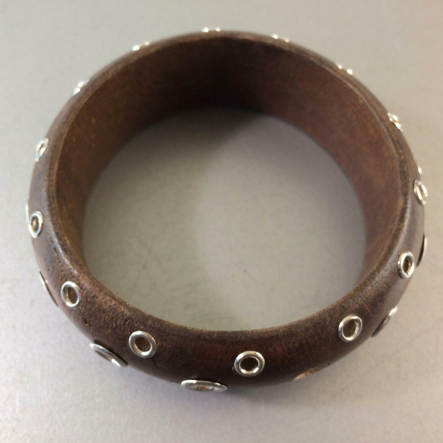 Armreif Armkette im Vintage Design Holz innen D 6,5 cm Perlen Nieten