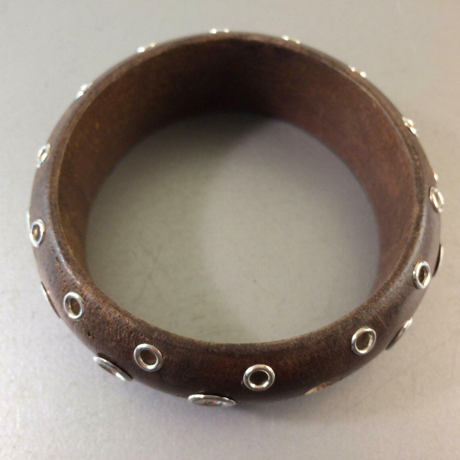 Armreif Armkette im Vintage Design Holz innen D 6,5 cm Perlen Nieten