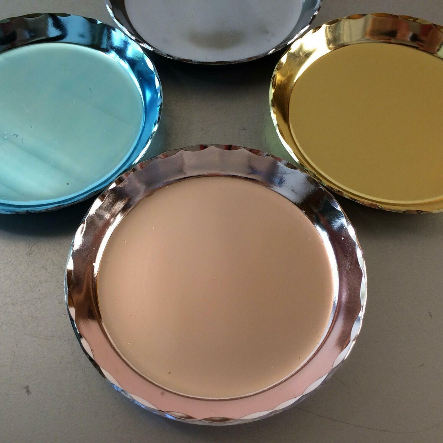 4er Set Untersetzer Gläser 50er 60er Alu Metall Blech 12 cm Teller pastell