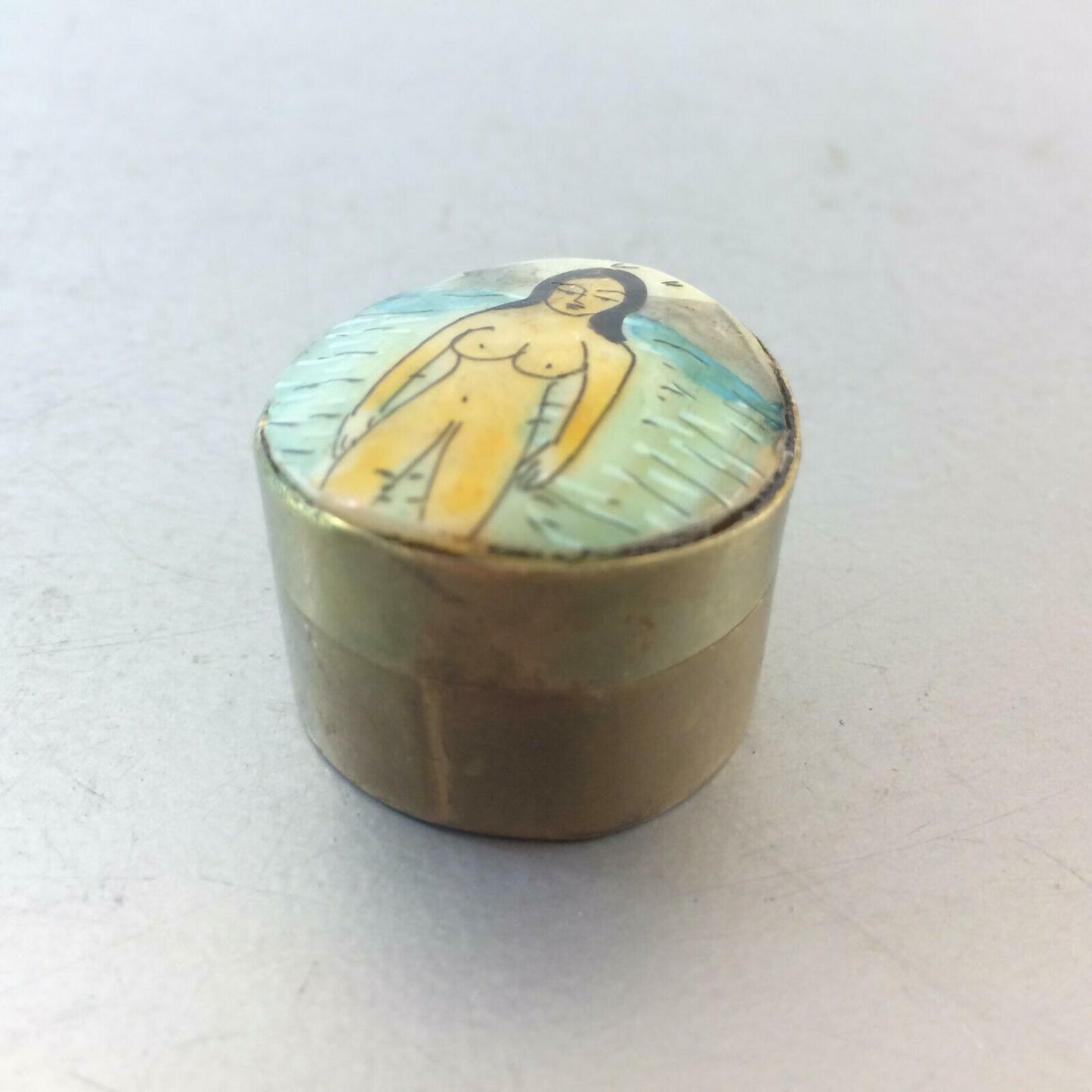 Pillendose Messing Dose 30er Art Déco Perlmutt NUDE bemalt Akt Vintage