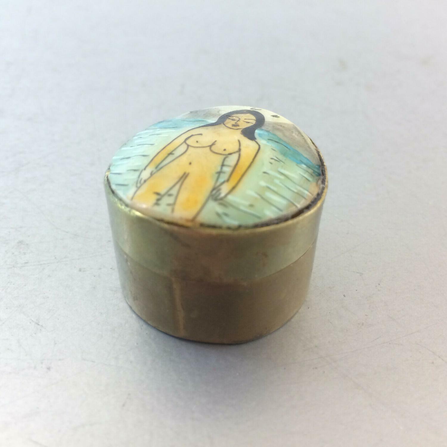 Pillendose Messing Dose 30er Art Déco Perlmutt NUDE bemalt Akt Vintage