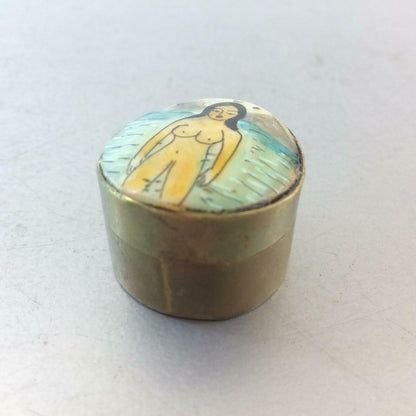 Pillendose Messing Dose 30er Art Déco Perlmutt NUDE bemalt Akt Vintage