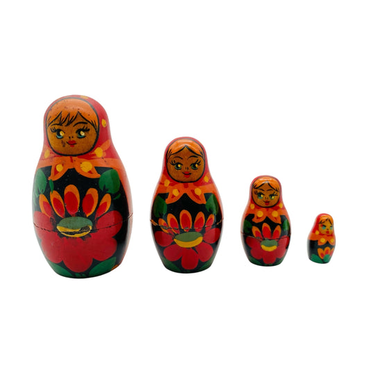 Babuschka aus Holz gedrechselt 4 Puppen Handbemalt rot Blumen Steckpuppe