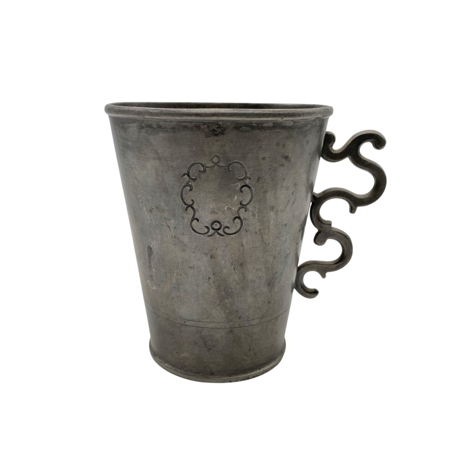 Mid Century Zinn Becher 40er 50er Jahre mit Henkel Ornament Dekoration