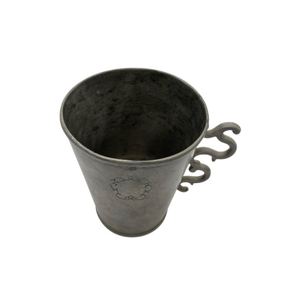 Mid Century Zinn Becher 40er 50er Jahre mit Henkel Ornament Dekoration