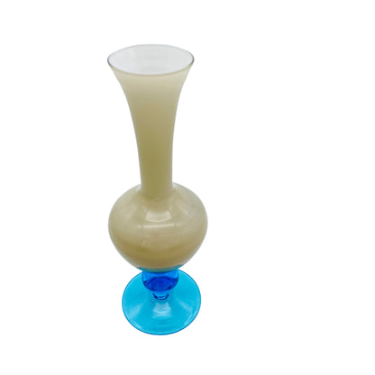 Bauchige Stielvase mit einem transparenten Fuß und einem blauen Korpus. Die Blumenvase hat eine sehr schmale Öffnung mit D 3 cm. Sie passt zu anderen Vasen der Farbe oder auch der Form.