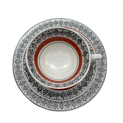 VEB Colditz Porzellan Sammelgedeck Teller Tasse Untertasse rot schwarz